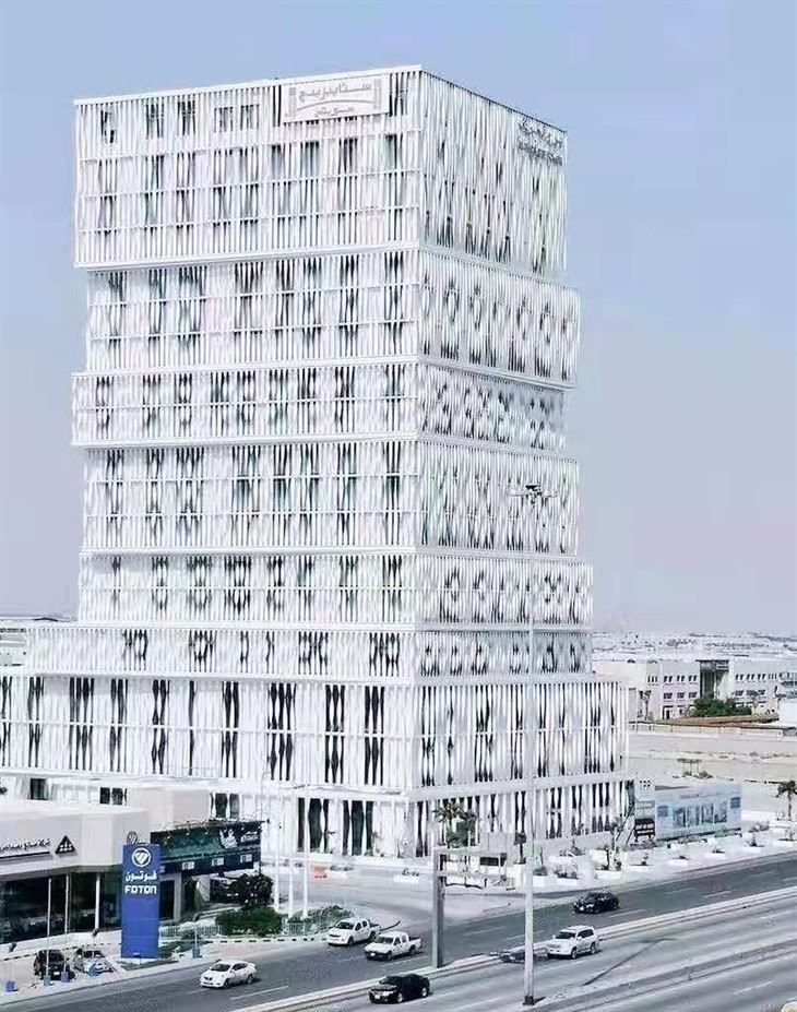 Hashamatli xarid qilish markazi 5 yulduzli mehmonxona dekoratsiyasi alyuminiy ship taxtasi Twist devor qoplamasi paneli