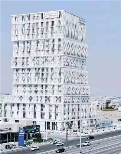 Hashamatli xarid qilish markazi 5 yulduzli mehmonxona dekoratsiyasi alyuminiy ship taxtasi Twist devor qoplamasi paneli